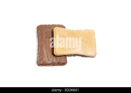 Sandwich con gelato impilato. Due panini con gelato rettangolari sovrapposti, cioccolato e vaniglia. Dessert congelato su sfondo bianco. Foto Stock