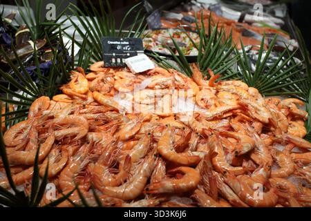 Gamberi cotti in un negozio di pescivendoli a Les Halles de Pau, Nouvelle Aquitaine, Francia Foto Stock