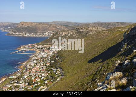 Vista panoramica elevata del porto di Kalk Bay a False Bay, città del Capo, città del Capo, Sud Africa Foto Stock