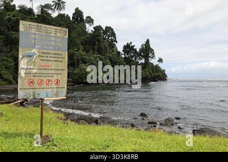 Cartello di protezione per le tartarughe marine vicino alla spiaggia di Ureca nella Guinea Equatoriale Foto Stock