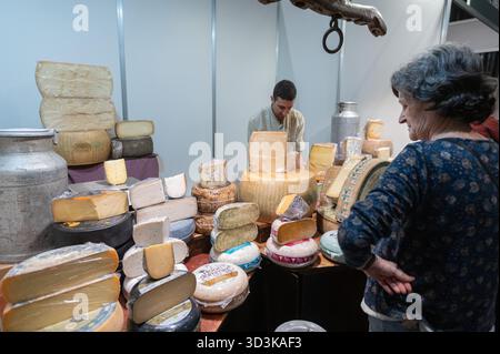 Madrid, Spagna. 6 novembre 2025. Un visitatore che acquista formaggio biologico presso “BioCultura”. “BioCultura” è la fiera dei prodotti biologici e del consumo responsabile, dove produttori, distributori, professionisti e consumatori si incontrano, simbolo del cambiamento necessario per compiere il passo verso un mondo veramente sostenibile. Crediti: Marcos del Mazo/Alamy Live News Foto Stock