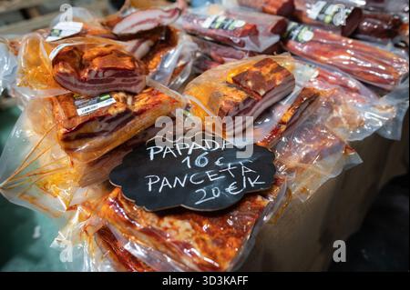 Madrid, Spagna. 6 novembre 2025. Pezzi di pancia di maiale alla “BioCultura”. “BioCultura” è la fiera dei prodotti biologici e del consumo responsabile, dove produttori, distributori, professionisti e consumatori si incontrano, simbolo del cambiamento necessario per compiere il passo verso un mondo veramente sostenibile. Crediti: Marcos del Mazo/Alamy Live News Foto Stock