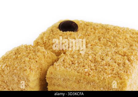 Cibo, torta Napoleone su un bianco isolato Foto Stock