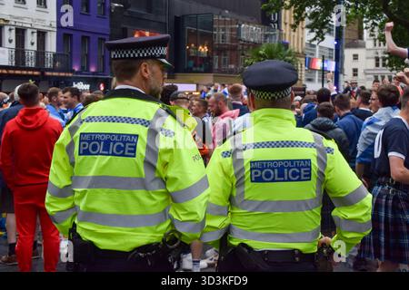 Londra, Regno Unito. 18 giugno 2021. Gli agenti di polizia osservano i tifosi scozzesi a Leicester Square, prima della partita di UEFA Euro 2020 Inghilterra-Scozia allo stadio di Wembley. Credito: Vuk Valcic/Alamy Foto Stock