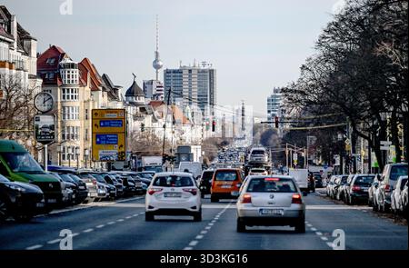 Berlino, Germania. 5 novembre 2025. Traffico di auto sulla Kaiserdamm. Crediti: Britta Pedersen/dpa/Alamy Live News Foto Stock