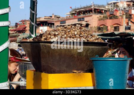 Babbouche (brodo di lumaca) stalla a Jemaa el-Fnaa a Marrakech, Marocco Foto Stock