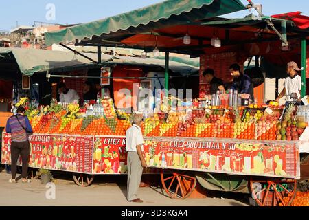 Venditori di succhi presso Jemaa el-Fnaa a Marrakech, Marocco Foto Stock