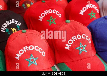 Cappellini da baseball souvenir in vendita nella Medina di Marrakech, Marocco Foto Stock