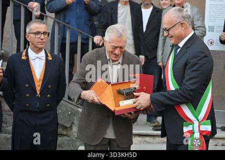 Roma, Lazio. 6 novembre 2025. L'attore americano Robert De Niro riceve l'onore Lupa Capitolina dal sindaco di Roma Roberto Gualtieri al Campidoglio. Roma (Italia), 06 novembre 2025 AllShotLive Credit: SIPA USA/Alamy Live News Foto Stock