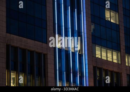 Vista notturna della Torre delle Finanze (Tour des Financietoren) sul Kruidtuinlaan (R20) a Bruxelles. L'immagine mostra la facciata illuminata e. Foto Stock