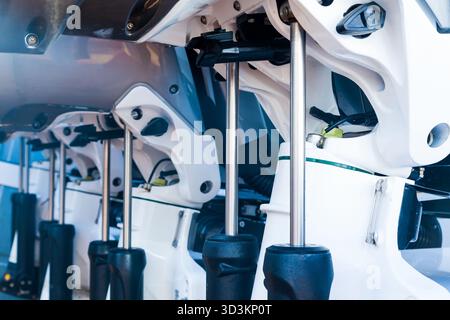 Meccanismi di sollevamento sui motori fuoribordo a poppa dell'imbarcazione. Ascensore sullo specchio di poppa sui motori fuoribordo di una barca a motore. Foto Stock