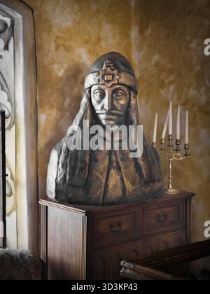 Busto di Vlad Țepeș nella sua casa natale – Sighișoara, Romania Foto Stock