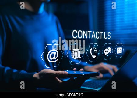 Concept Contattaci con icone per e-mail, Web, telefono, chiamate e chat che rappresentano il servizio clienti, il supporto tecnico, le attività commerciali online e la comunicazione Foto Stock