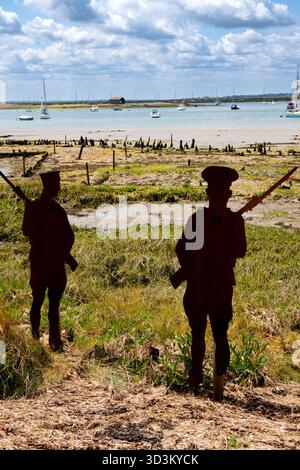 Tre statue dei soldati tommy della prima guerra mondiale sulla spiaggia di West Mersea Essex, Inghilterra Foto Stock
