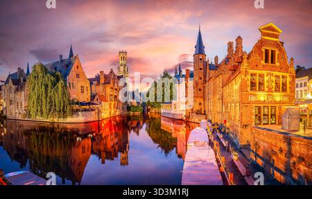 Tramonto su Bruges con architettura medievale e tranquilli canali in Belgio. Foto Stock