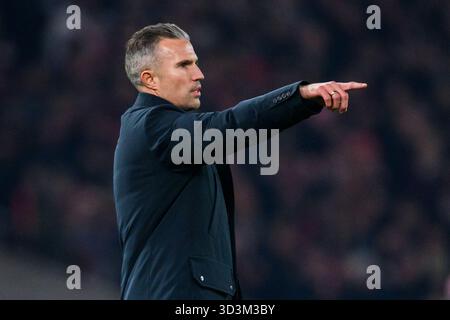 Stoccarda, Germania. 6 novembre 2025. Calcio: Europa League, VfB Stoccarda - Feyenoord Rotterdam, turno preliminare, partita 4, MHPArena. Il coach Robin van Persie (Feyenoord Rotterdam) gesticola a margine. Credito: Tom Weller/dpa/Alamy Live News Foto Stock