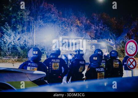 Stoccarda, Germania. 6 novembre 2025. Calcio: Europa League, VfB Stoccarda - Feyenoord Rotterdam, turno preliminare, partita 4, MHPArena. E' stato dispiegato un cannone ad acqua della polizia. Credito: Enrique Kaczor/onw-images/dpa/Alamy Live News Foto Stock