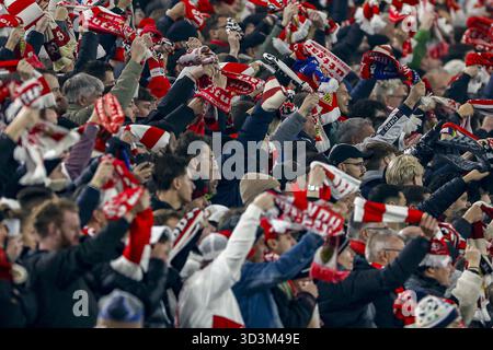 Stoccarda, Germania. 6 novembre 2025. STOCCARDA, 06-11-2025, MHP Arena, stagione 2025/2026, UEFA Europa League League partita di fase tra VfB Stoccarda e Feyenoord, immagini mostra i tifosi di Stoccarda credito: Pro Shots/Alamy Live News Foto Stock