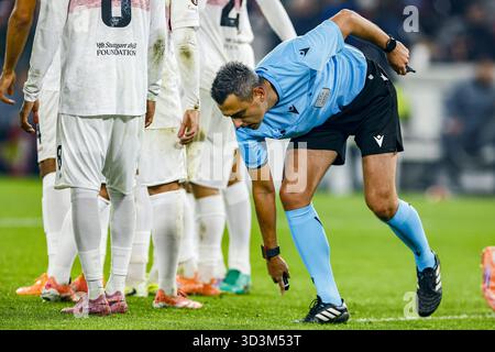 Stoccarda, Germania. 6 novembre 2025. STOCCARDA, 06-11-2025, MHP Arena, stagione 2025/2026, UEFA Europa League League partita di fase tra VfB Stoccarda e Feyenoord, Picture Shows arbitro Horatiu Fesnic credito: Pro Shots/Alamy Live News Foto Stock