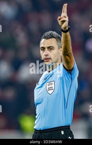 Stoccarda, Germania. 6 novembre 2025. STOCCARDA, 06-11-2025, MHP Arena, stagione 2025/2026, UEFA Europa League League partita di fase tra VfB Stoccarda e Feyenoord, Picture Shows arbitro Horatiu Fesnic credito: Pro Shots/Alamy Live News Foto Stock
