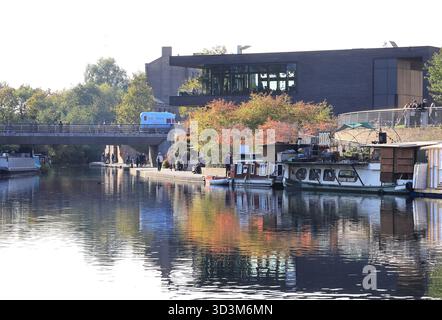Vista dalla York Way del ristorante Lighterman sul Regents Canal con colori autunnali, a Kings Cross, a nord di Londra, Regno Unito Foto Stock