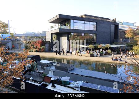 Ristorante gastronomico Lighterman dall'altro lato del Regents Canal e le case delle chiatte, a Kings Cross, nord di Londra, Regno Unito Foto Stock