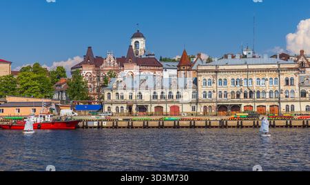 Vyborg, Russia - 27 maggio 2024: Vista sul mare del porto meridionale della baia di Vyborg, foto panoramica scattata in un giorno di primavera di sole Foto Stock