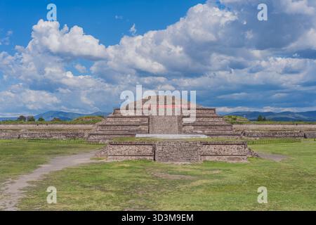 Teotihuacan in Messico, che mostra le antiche piramidi iconiche e il patrimonio culturale. Turismo, avventura e esplorazione storica Foto Stock