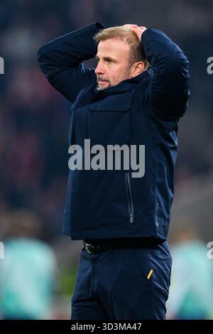 Stoccarda, Germania. 6 novembre 2025. Calcio: Europa League, VfB Stoccarda - Feyenoord Rotterdam, turno preliminare, partita 4, MHPArena. Coach Sebastian Hoeneß (VfB Stoccarda) reagisce a margine. Credito: Tom Weller/dpa/Alamy Live News Foto Stock