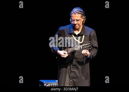 Madrid, Spagna. 6 novembre 2025. Il mandolinista jazz brasiliano Hamilton de Holanda si esibisce durante il concerto JAZZMADRID al Teatro Fernanda Gómez di Madrid, 6 novembre 2025, Spagna. (Foto di Oscar Gonzalez/Sipa USA) credito: SIPA USA/Alamy Live News Foto Stock