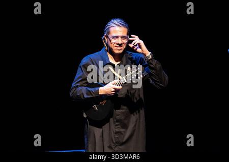 Madrid, Spagna. 6 novembre 2025. Il mandolinista jazz brasiliano Hamilton de Holanda si esibisce durante il concerto JAZZMADRID al Teatro Fernanda Gómez di Madrid, 6 novembre 2025, Spagna. (Foto di Oscar Gonzalez/Sipa USA) credito: SIPA USA/Alamy Live News Foto Stock