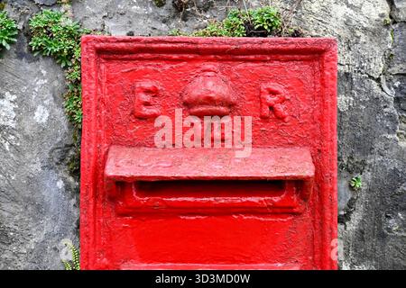 Red Edward VII posta a parete, a volte chiamata scatola a colonna ancora in uso Tarbert Scotland Foto Stock