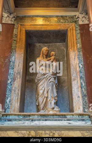 Roma, Italia - 16 luglio 2024: Pantheon. Tomba di Raffaello con sopra la statua della Madonna in nicchia di marmo. Foto Stock