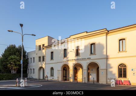 Stazione ferroviaria piove di sacco con cartello Mestre-piove di sacco-Adria a Padova, Veneto, Italia Foto Stock