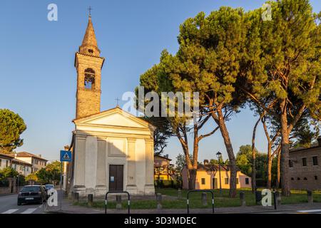 Piove di sacco, Padova, Veneto, Italia - 11 agosto 2025: Chiesa di San Nicolo Vescovo con campanile e alberi Foto Stock