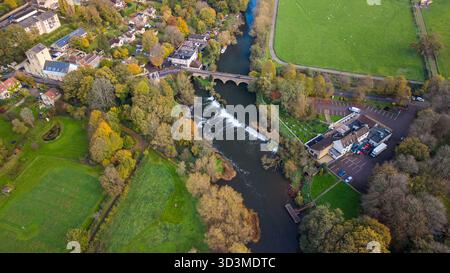 Bath, Regno Unito, 28 ottobre 2025: Veduta aerea del ponte a pedaggio Batheaston, costruito nel 1872 in pietra locale di Bath. Foto Stock