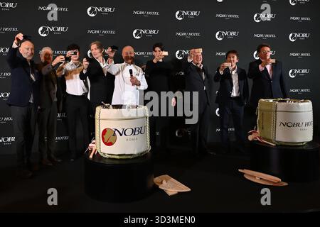 I tre fondatori di Nobu: Meir Teper, Robert De Niro e lo chef Nobu Matsuhisa partecipano all'inaugurazione del Nobu Hotel al Nobu Hotel Rome il 6 novembre 2025 a Roma Foto Stock