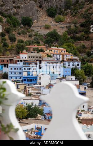 Case a Chefchaouen, Marocco. Gli edifici sono sorprendentemente dipinti in varie sfumature di blu e bianco vibranti, caratteristiche della cosiddetta "Perla Blu" Foto Stock