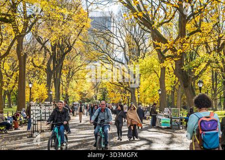 I turisti potranno trascorrere un pomeriggio autunnale a Central Park sulla panoramica Poets Walk, 2025, New York City, Stati Uniti Foto Stock