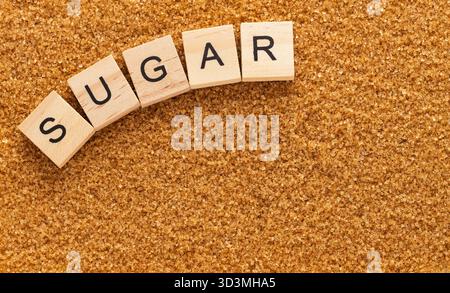 Zucchero granulato di canna sparsi sulla tavola - Saccharum officinarum Foto Stock