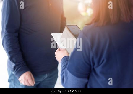 Primo piano di una donna che esegue la scansione del codice QR con lo smartphone per il pagamento digitale o la registrazione online Foto Stock