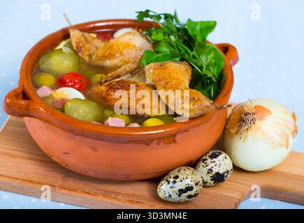 Solyanka con quaglie, prosciutto, olive Foto Stock