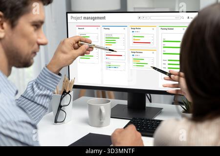 Software di pianificazione dei progetti per la gestione dei progetti aziendali sullo schermo del computer che mostra il grafico della cronologia del progetto del team Foto Stock