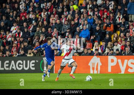Madrid, Spagna. 6 novembre 2025. Alfonso Espino di Rayo Vallecano in azione durante la partita di UEFA Conference League 2025/26 tra Rayo Vallecano de Madrid e Lech Poznań allo stadio Vallecas. Punteggio finale: Rayo Vallecano de Madrid 3, Lech Poznań 2 crediti: D. Canales Carvajal/Alamy Live News Foto Stock