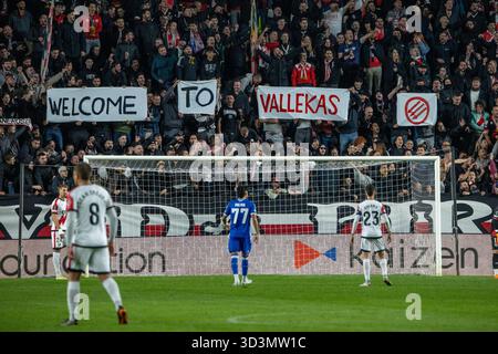 Madrid, Spagna. 6 novembre 2025. Una vista dei tifosi del Rayo Vallecano durante la partita della UEFA Conference League 2025/26 tra Rayo Vallecano de Madrid e Lech Poznań allo stadio Vallecas. Punteggio finale: Rayo Vallecano de Madrid 3, Lech Poznań 2 crediti: D. Canales Carvajal/Alamy Live News Foto Stock