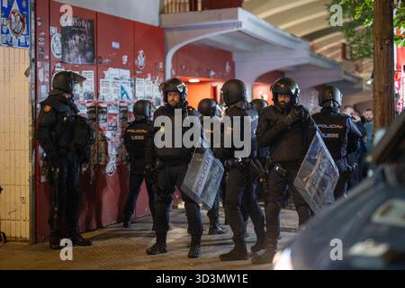 Madrid, Spagna. 6 novembre 2025. La polizia antisommossa forma un perimetro di sicurezza durante la partita di UEFA Conference League 2025/26 tra Rayo Vallecano de Madrid e Lech Poznań allo stadio Vallecas. Punteggio finale: Rayo Vallecano de Madrid 3, Lech Poznań 2 crediti: D. Canales Carvajal/Alamy Live News Foto Stock
