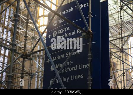 Philadelphia, Stati Uniti. 4 novembre 2025. 5 novembre 2025, William H. Gray III 30th Street Station, Philadelphia, Pennsylvania, Stati Uniti. La costruzione in corso e gli aggiornamenti delle infrastrutture continuano alla 30th Street Station di Philadelphia, con gli equipaggi che lavorano per modernizzare lo storico hub di transito mantenendo il servizio ferroviario attivo. (Foto di Robyn Stevens Brody/Sipa USA) credito: SIPA USA/Alamy Live News Foto Stock