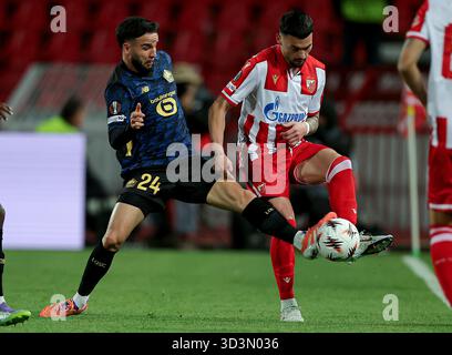 Belgrado, Serbia. 6 novembre 2025. Il Nemanja Radonjic (R) di Crvena Zvezda sfida con Calvin Verdonk del LOSC Lille durante la partita di calcio UEFA Europa League tra Crvena Zvezda e LOSC Lille a Belgrado, Serbia, il 6 novembre 2025. Crediti: Predrag Milosavljevic/Xinhua/Alamy Live News Foto Stock
