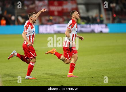 Belgrado, Serbia. 6 novembre 2025. I giocatori della Stella Rossa Marko Arnautovic e Timi Max Elsnik festeggiano il gol della partita Crvena Zvezda - Lille. Foto Stock