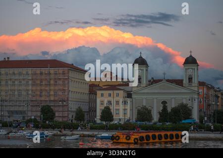 Skyline di Trieste al tramonto: Chiesa greco-ortodossa di San Nicola. Italia Foto Stock